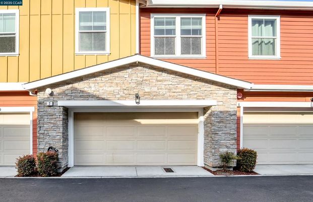Attached, Exterior, Facade, None