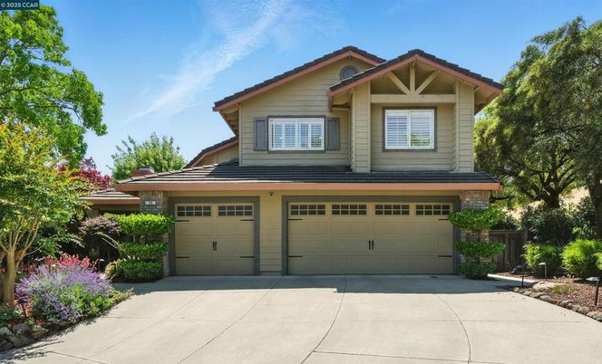 Attached, Exterior, Facade, American Craftsman