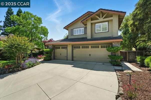 Attached, Exterior, Facade, American Craftsman