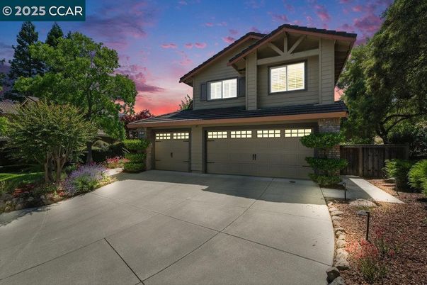 Attached, Exterior, Facade, American Craftsman