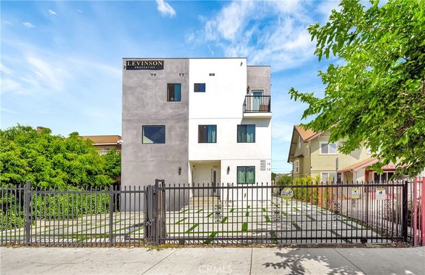 Exterior, Facade, Modern