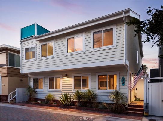 Exterior, Facade, Modern