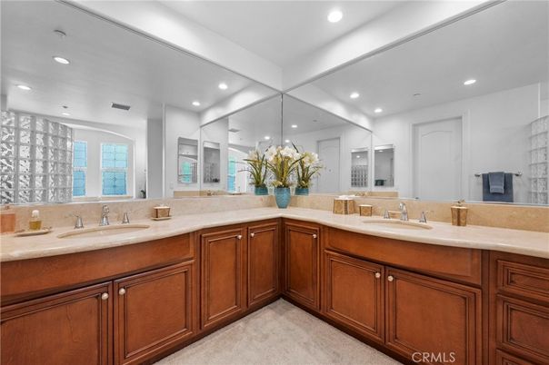 Bathroom, Dual Sink Vanities, Interior, Recessed Lighting
