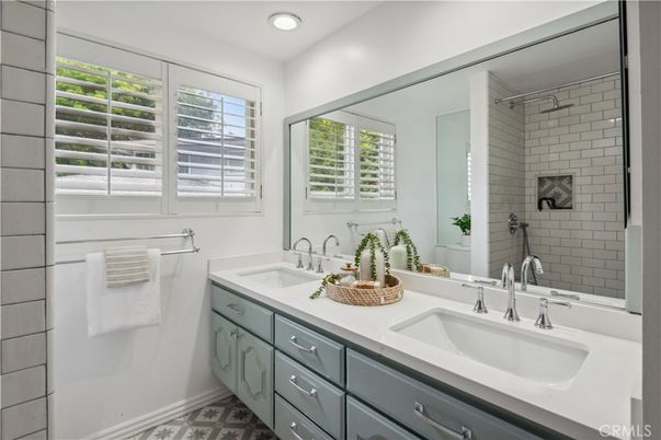 Bathroom, Dual Sink Vanities, Interior, Recessed Lighting