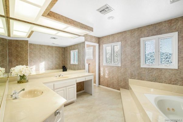 Bathroom, Dual Sink Vanities, Interior, Recessed Lighting