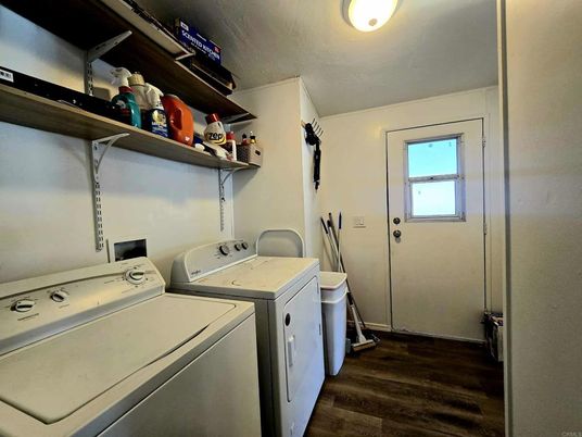 Interior, Washer, Wood Texture Flooring