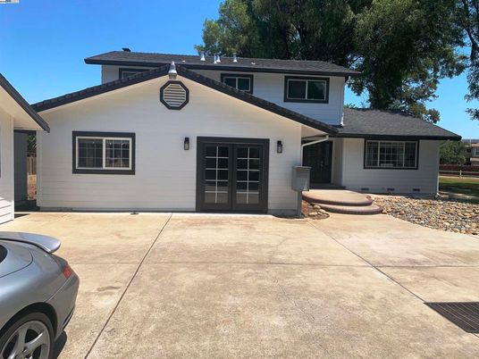 Exterior, Facade, Ranch