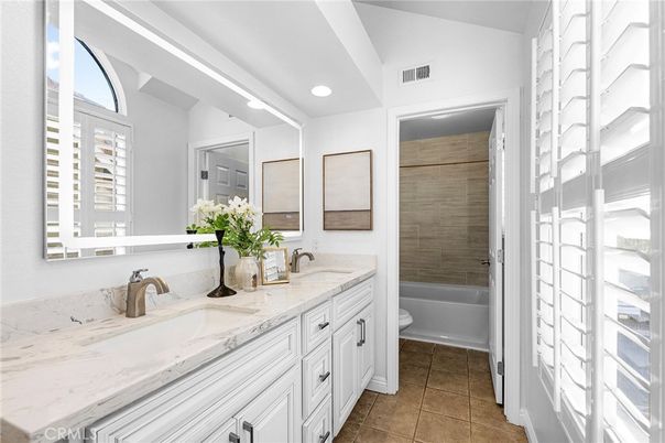 Bathroom, Dual Sink Vanities, Interior, Recessed Lighting
