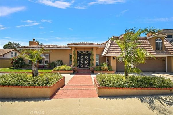 Attached, Exterior, Facade, Mediterranean