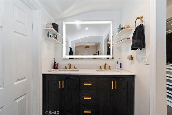 Bathroom, Dual Sink Vanities, Interior, Recessed Lighting