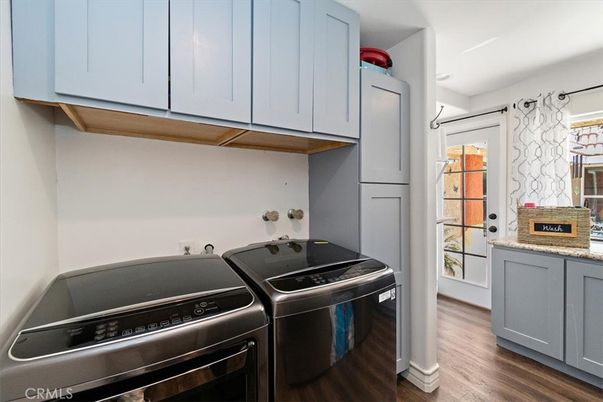 Interior, Washer, Wood Texture Flooring