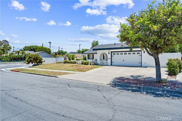 Attached, Exterior, Facade, Ranch