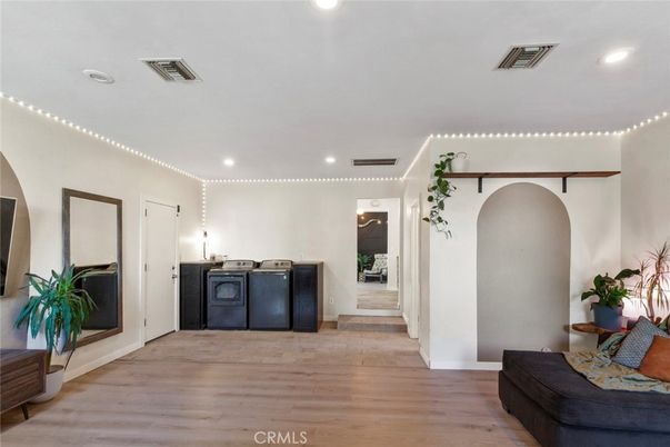 Interior, Recessed Lighting, Washer, Wood Texture Flooring