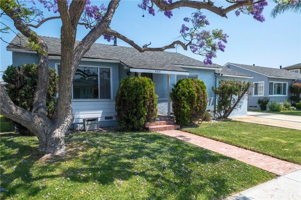 Exterior, Facade, Ranch
