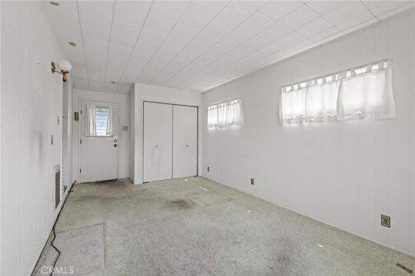 Empty room, Interior