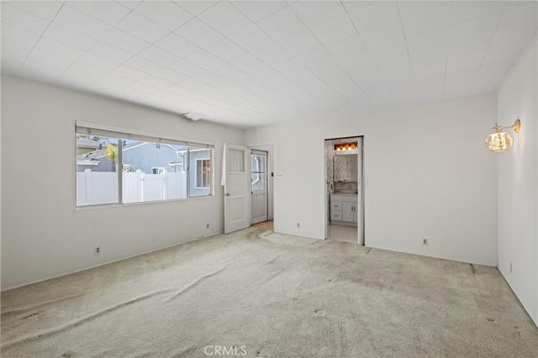 Empty room, Interior