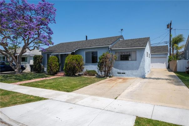 Backyard, Exterior, Facade, Ranch