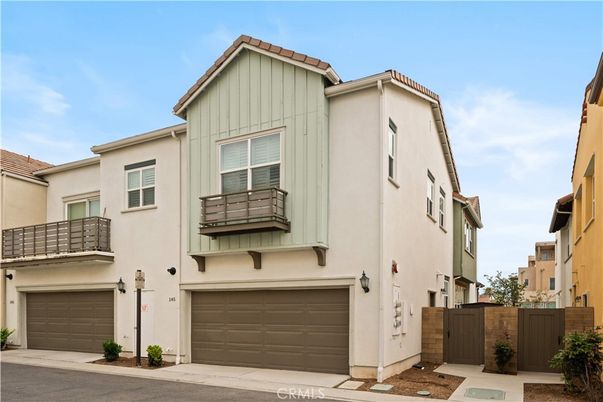 Attached, Exterior, Facade, Rowhouse