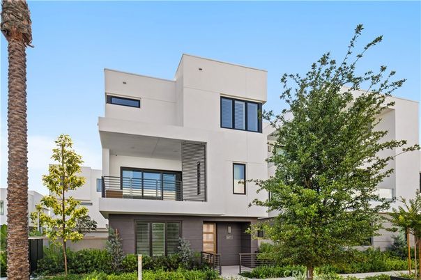 Exterior, Facade, Modern