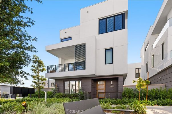 Exterior, Facade, Modern