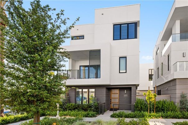 Exterior, Facade, Modern