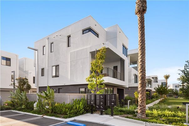 Exterior, Facade, Modern