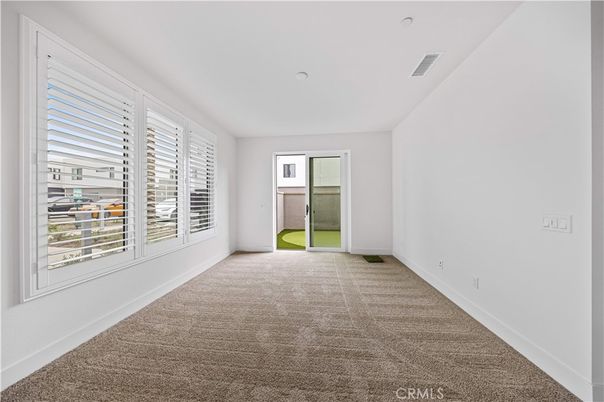 Empty room, Interior