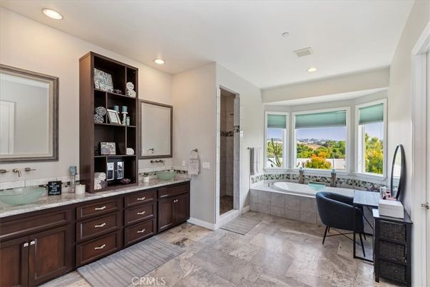 Bathroom, Dual Sink Vanities, Interior, Recessed Lighting