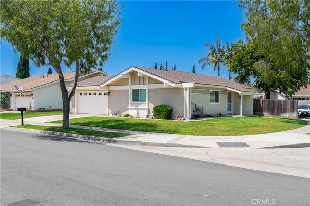 Attached, Exterior, Facade, Ranch