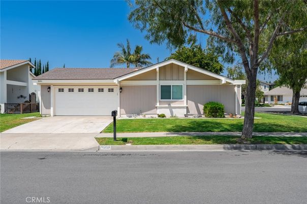 Attached, Exterior, Facade, Ranch