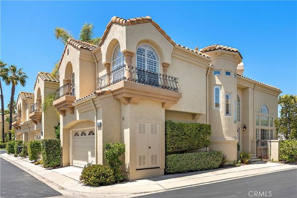Attached, Exterior, Facade, Mediterranean