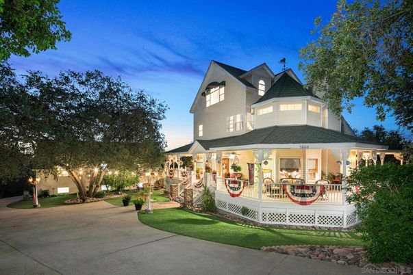 Backyard, Exterior, Facade, Queen Anne Victorian