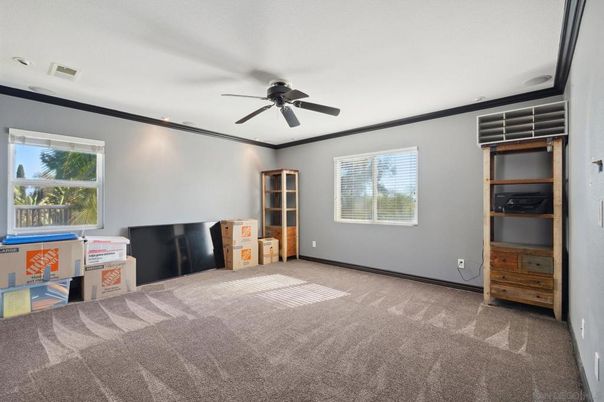 Empty room, Interior