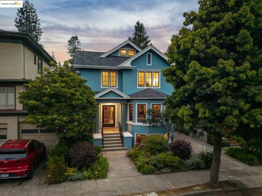 Attached, Exterior, Facade, Queen Anne Victorian
