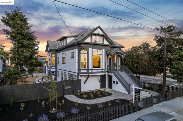 Exterior, Facade, Queen Anne Victorian