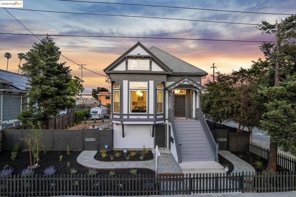 Exterior, Facade, Queen Anne Victorian