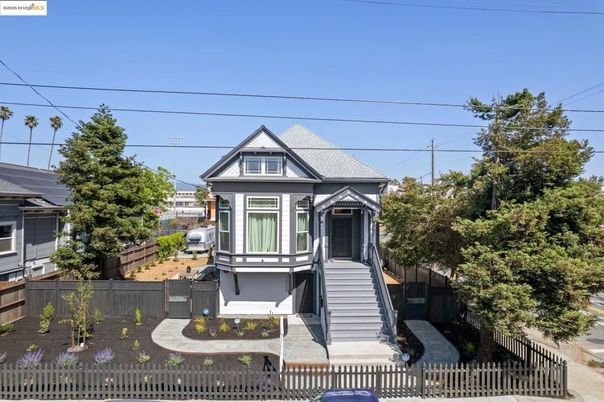 Exterior, Facade, Queen Anne Victorian