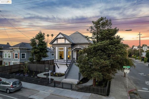 Exterior, Facade, Queen Anne Victorian