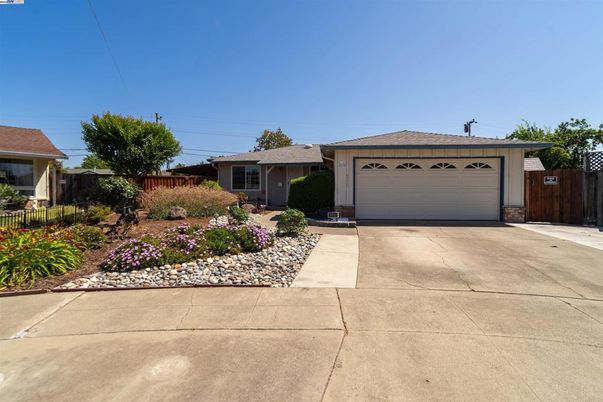 Attached, Exterior, Facade, Ranch
