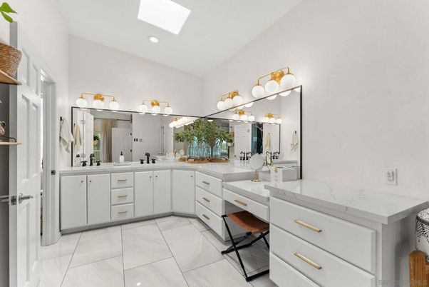 Bathroom, Dual Sink Vanities, Interior, Recessed Lighting