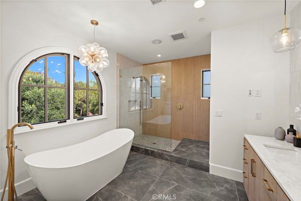 Bathroom, Free Standing Baths, Glass Shower, Interior, Pendant Lights, Recessed Lighting