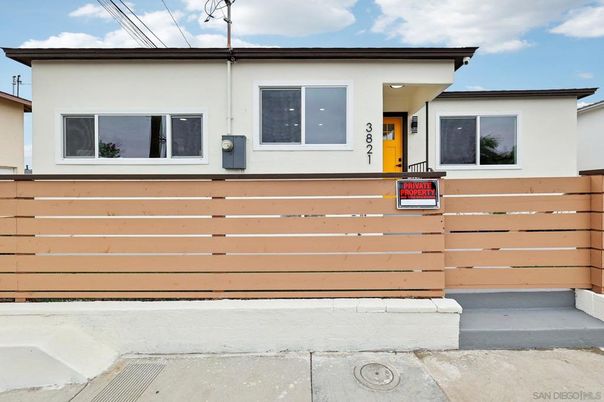Exterior, Facade, Modern