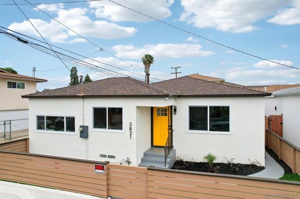 Exterior, Facade, Ranch