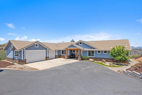 Attached, Exterior, Facade, Ranch