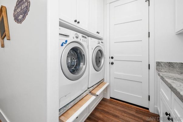 Interior, Washer, Wood Texture Flooring