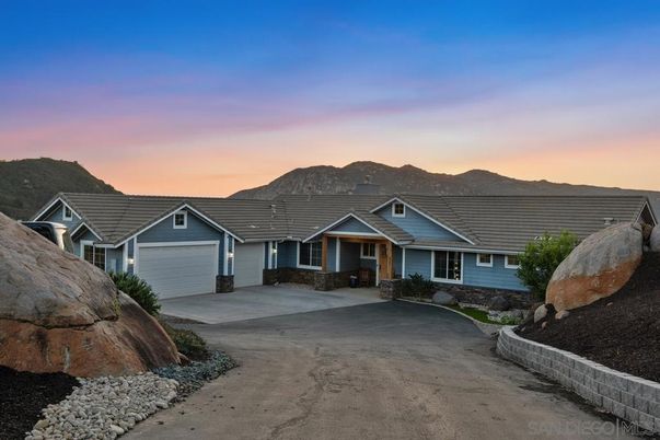 Attached, Exterior, Facade, Ranch