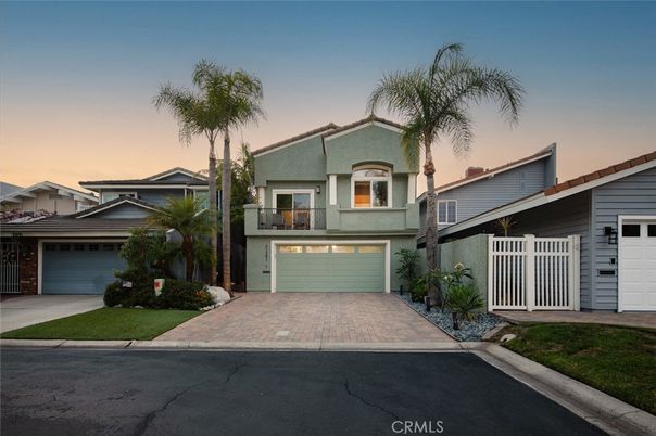 Attached, Exterior, Facade, Mediterranean