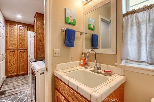 Interior, Recessed Lighting, Washer, Wood Texture Flooring