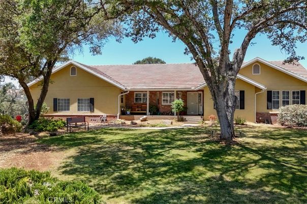 Backyard, Exterior, Facade, Brick Facade, Ranch