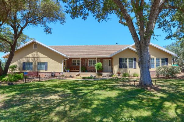 Backyard, Exterior, Facade, Brick Facade, Ranch